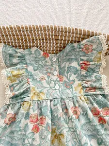 Detailansicht des Baby-Einteilers mit Blumenmuster, Flügelärmeln und Spitzenborten