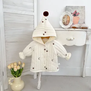 Detail von Baby-Winterjacke mit Sternenprint und weichem Plüsch-Fleecefutter