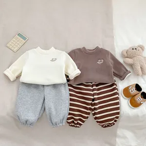 Mise à plat de sweat-shirts d'hiver en polaire pour bébés et pantalons rayés brodés
