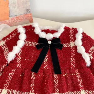 Barboteuse de Noël pour bébé à carreaux rouges avec fausse fourrure et nœud en velours