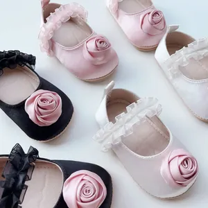 Scarpe da principessa per neonata in raso di seta con rosa e cinturino in pizzo
