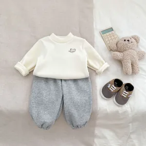 Tenue d'hiver pour bébé avec sweat-shirt en polaire beige et broderie d'ours