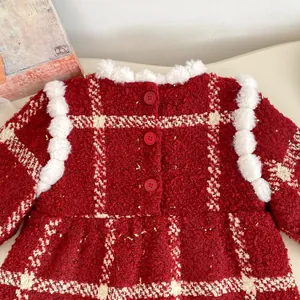 Détail du barboteuse bébé en tweed rouge avec bordure en fourrure et fils dorés