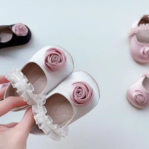 Scarpe Mary Jane per bambina in raso bianco con rosa di seta e pizzo decorativo