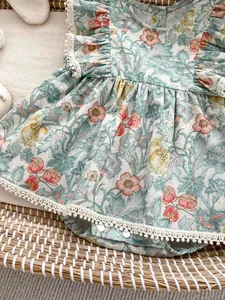 Detailansicht von Baby-Blumen-Strampler mit Pom-Pom-Spitze und Rüschenärmeln auf Textur