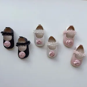 Tre paia di scarpe Mary Jane per neonata in raso con grande rosa in tessuto e pizzo