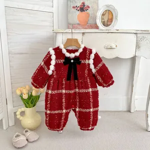 Barboteuse bébé épaisse à carreaux rouges avec fausse fourrure pour Noël et Nouvel An