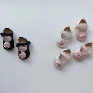 Tre colori di scarpe Mary Jane per neonata in raso con rose in tessuto e pizzo