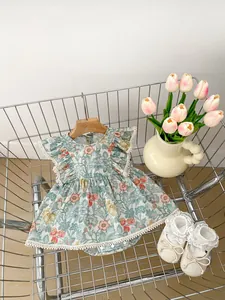 Detailansicht Baby Mädchen Blumen Romper mit Bommel-Spitze und Rüschenärmeln