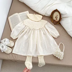 Dettagli del vestito neonata in pizzo ricamato con accessori coordinati in stile retrò