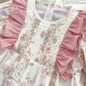 Abito floreale neonata stile francese con dettaglio punto smock e delicate ruches