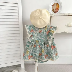 Baby-Einteiler mit grünem Blumenmuster, Flügelärmeln, Spitzendetails und Strickmütze