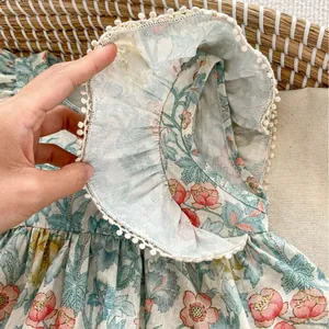 Grüner Blumen-Baby-Strampler mit Flügelärmeln und dekorativem Bommel-Spitzenkragen