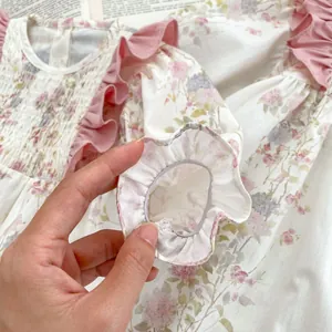 Abito floreale francese per bambina con volant rosa e polsini elastici con stampa