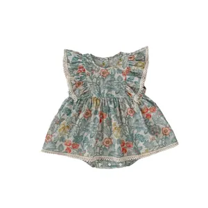 Baby Mädchen Blumen Strampler mit Flatterärmeln und Spitzenbesatz im Vintage-Stil