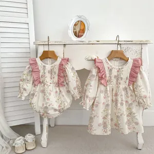 Dettaglio dell'abito a fiori per bambina con busto elasticizzato e colletto a volant
