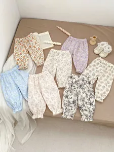 Mise à plat de plusieurs pantalons à fleurs pour bébés filles en couleurs douces