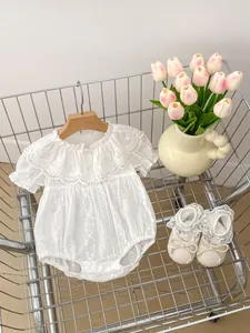 Details zum Baby-Strampler mit Blumenmuster, Spitzenkragen und passenden Schuhen