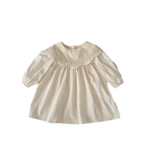 Abito bambina crema a maniche lunghe con ricamo floreale, colletto in pizzo e maniche a palloncino