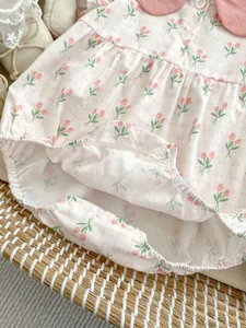 Détail du body pour bébé à fleurs avec col Claudine et motifs de tulipes sur coton