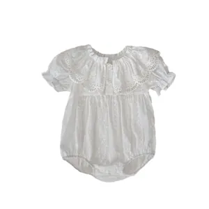 Baby Mädchen weißer Baumwollstrampler mit Spitzenkragen und kurzen Ärmeln für den Sommer