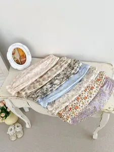 Détail du pantalon floral léger anti-moustiques avec poignets élastiques pour bébés