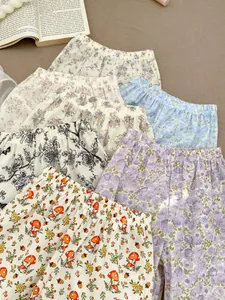 Détail de la taille élastique sur les pantalons en coton respirant à fleurs pour filles