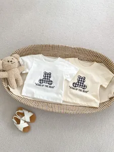 Set t-shirt neonato in cotone con orsetto e pantaloncini denim in un cesto
