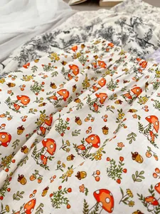 Détail de la taille élastique d'un pantalon pour fille aux motifs de forêt et fleurs