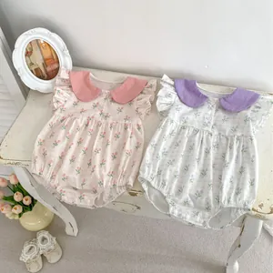 Barboteuses bébé à imprimé floral avec manches à volants et motifs tulipes sur bois blanc