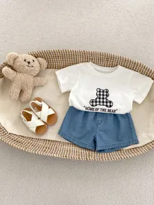 Set t-shirt bianca con orsetto e pantaloncini di jeans blu con pizzo per bambina