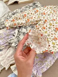 Détail des poignets élastiques à volants sur un pantalon en coton à fleurs pour tout-petit