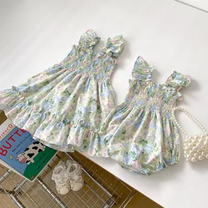 Ensemble robe et barboteuse à fleurs pour bébé avec volants et tissu en coton léger