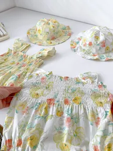 Details von Baby-Sommerset mit Blumenmuster, Rüschenträgern und Sonnenhut