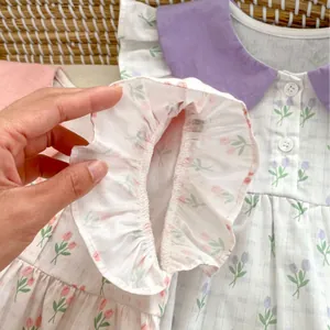 Barboteuse fleurie pour bébé avec col Claudine violet et imprimé tulipes en coton