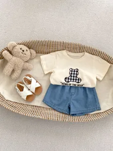 Set maglietta in cotone per bambina con stampa orso e pantaloncini di jeans