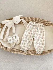 Détail du pantalon floral pour bébé avec taille élastique et chevilles serrées