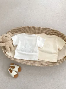 Magliette in cotone per neonati in bianco e beige con pantaloncini di jeans e orsetto