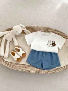 Completo estivo per neonato con maglietta bianca a coniglio e pantaloncini di jeans