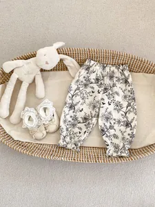Détail du motif floral et des poignets élastiques doux sur le pantalon de bébé