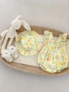 Detaillierte Draufsicht auf Baby-Body mit Blumenmuster und passendem Sonnenhut im Korb