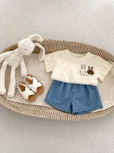 Dettaglio completo completo estivo bimbo con maglietta a coniglio e pantaloncini denim