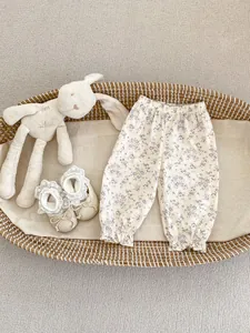 Vue détaillée du pantalon floral pour bébé avec ourlets à volants décoratifs