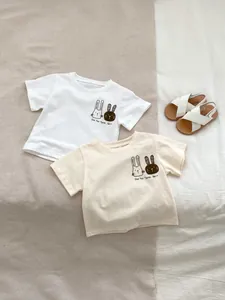 T-shirt per neonati in cotone con illustrazioni di conigli carini distese