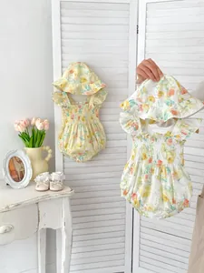 Baby-Body mit Blumenmuster, passendem Sonnenhut und gesmoktem Brustteil für den Sommer