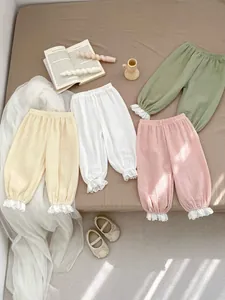 Vue détaillée de pantalons bouffants en mousseline pour bébés avec bordure en dentelle