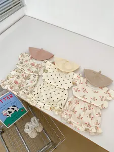 Vue détaillée de l'ensemble floral pour bébé fille avec haut à volants et un béret
