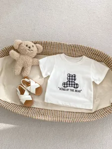 T-shirt con orsetto neonato e sandali bianchi in cesto intrecciato per bebè estivi