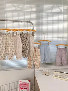 Vue détaillée du pantalon à fleurs pour bébé avec poignets élastiques et coton léger