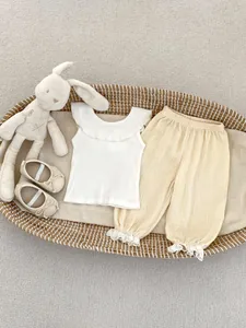 Détail du pantalon d'été pour bébé avec dentelle et texture gaze double couche